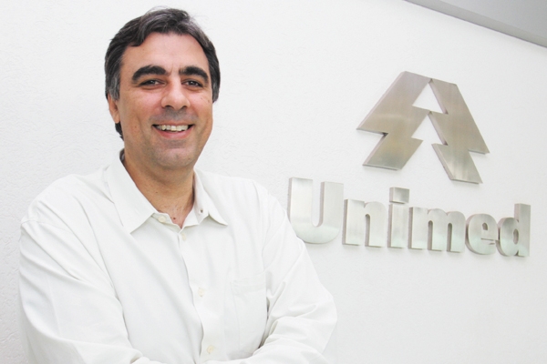 Vamos antecipando nosso abraço ao querido médico Otto César Barbosa Júnior, que amanhã estará mudando de idade. Ele é o atual presidente do Hospital Unimed-São Joaquim em Franca, considerado hoje um dos mais modernos e completos do Estado. Abraço e tudo d